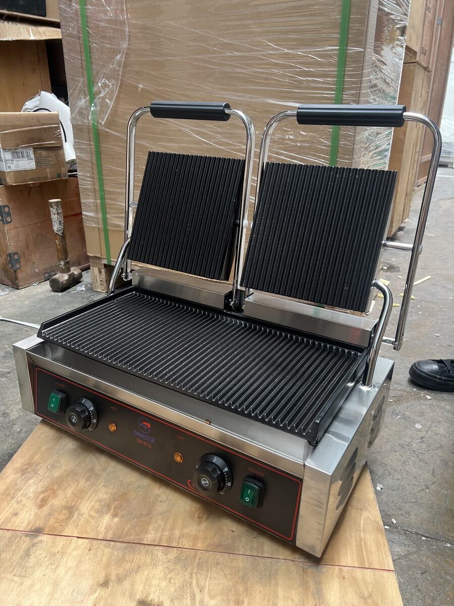 Máquina panini grill doble Dakota DK-813 con 2 moldes tipo grill