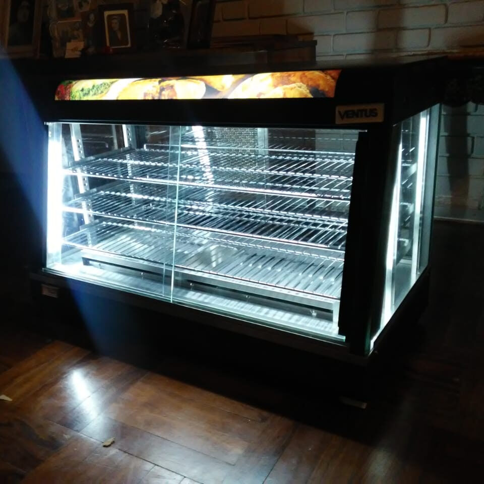 Depósito de agua e iluminación interior de la vitrina